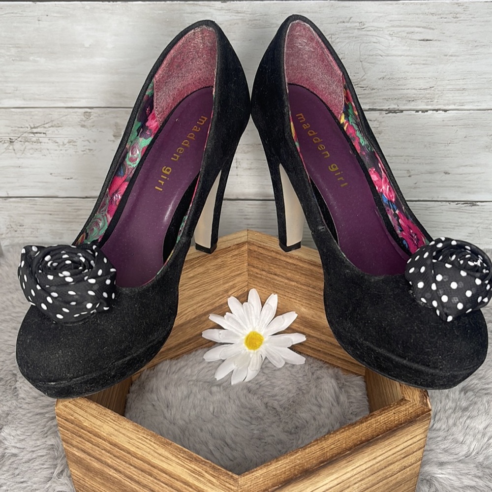 Black Velvet Pumps 👠with Fabric Rose by Madden Girl, Women’s Size 6.5